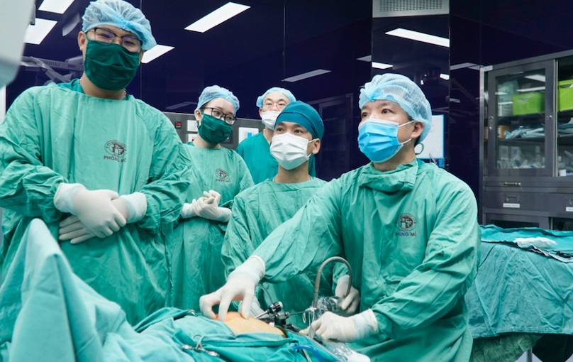 Gia đình Úc đưa con sang Việt Nam thực hiện phẫu thuật chỉ 2 nước làm được